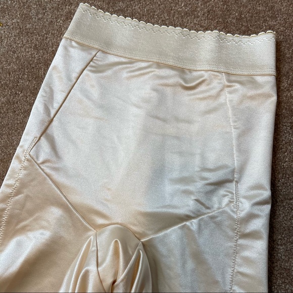 Breezies shapewear medium mid thigh beige slimming GREAT CONDITION - Picture 3 of 4